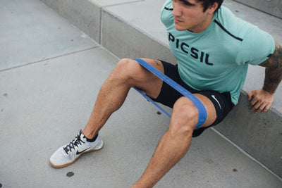 Atleta Picsil haciendo ejercicios bandas elásticas