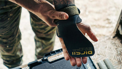 Las manos de un hombre con una callera