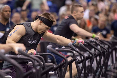 Atleta en una bikerg