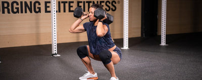 Mujer haciendo una sentadilla con mancuerdas