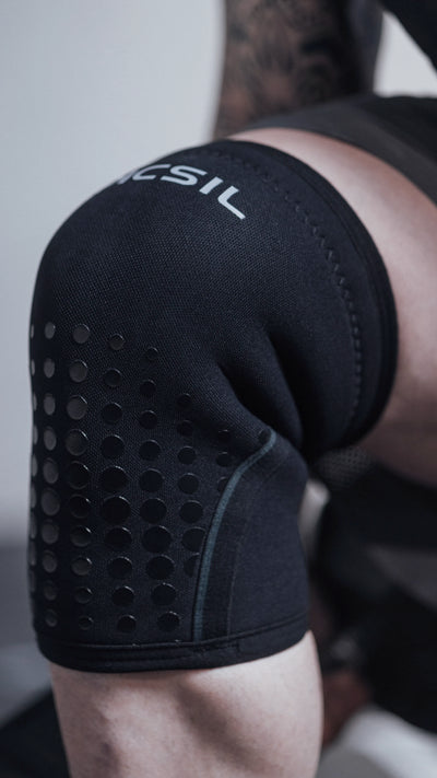 Rodilla flexionada con una rodillera de picsil